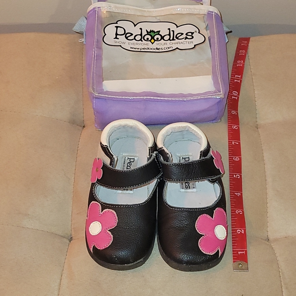 Excellent condition. Worn once. For 3-4 years old.